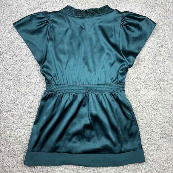 BCBG Maxazria Blouse Womens Small Silk Short Sleeve Deep V Cut Career Date Class - Picture 3 of 3